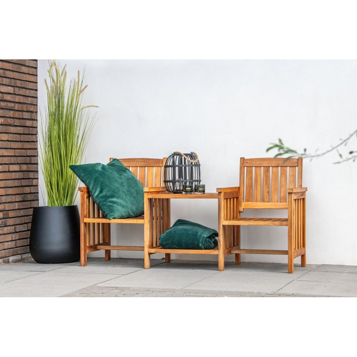 Křesla spojená se stolkem